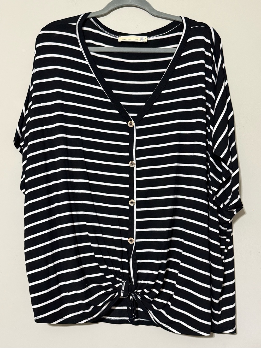 Magnolia South size large black white v-neck button front flowy short sleeve top